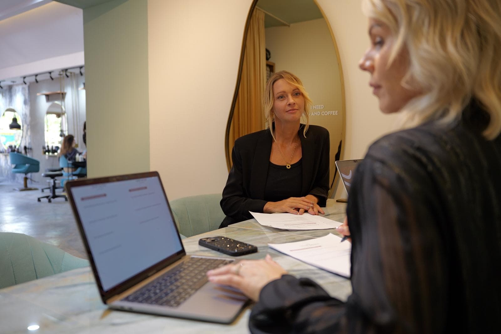 Elisabeth Prutti in der Beratung mit einer Saloninhaberin